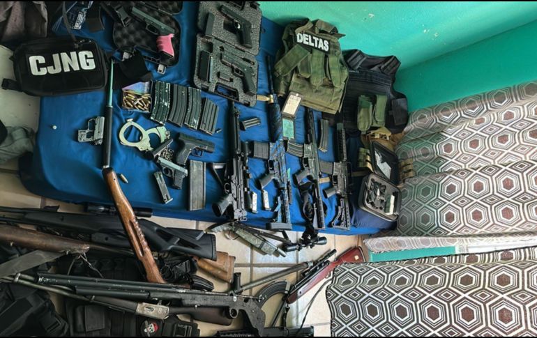 Elementos de la Policía Estatal aseguraron una casa con armas y drogas en la colonia Parques del Bosque, en Tlaquepaque. ESPECIAL