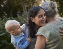 El principal proveedor de los cuidados a las personas mayores es la propia familia. GETTY IMAGES
