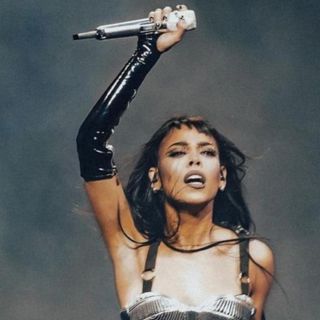 Así vivió Danna Paola el calor en pleno concierto (VIDEO)