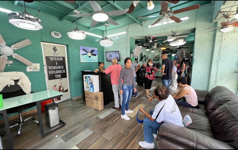 Los ventiladores de pedestal, de torre y los coolers son los más demandados. EL INFORMADOR/ A. Navarro