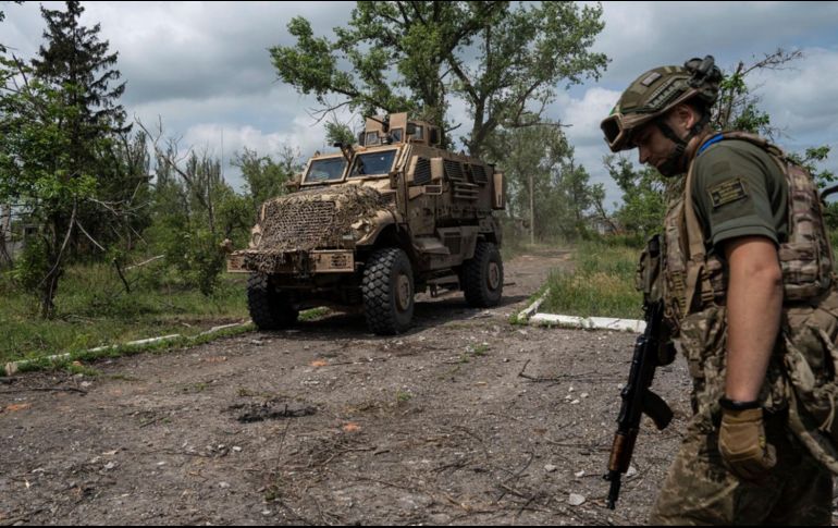 Denuncian que el auto fue atacado directamente con lanzamisiles antitanque Kornet. AP/E. Maloletka