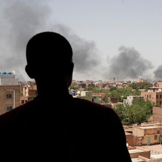 Ataque aéreo en la capital de Sudán deja al menos 17 muertos