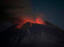 El volcán arrojó material incandescente que despertó a habitantes de zonas cercanas al 