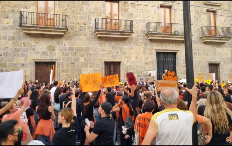 Los colectivos marcharon para pedir justicia por los más casi 50 perros que fueron asesinados en Tala y para que se mejoren las leyes a favor de los animales. EL INFORMADOR