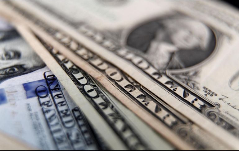 Se espera que el dólar llegue hasta los 16 pesos durante esta semana. EFE/ ARCHIVO