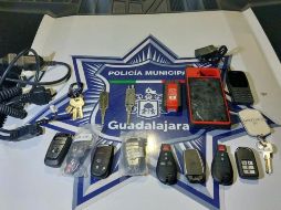 En el vehículo también se encontró un escáner automotriz, varias llaves vírgenes de distintos tipos de autos. ESPECIAL/POLICÍA DE GUADALAJARA