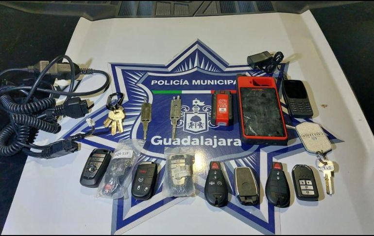 En el vehículo también se encontró un escáner automotriz, varias llaves vírgenes de distintos tipos de autos. ESPECIAL/POLICÍA DE GUADALAJARA
