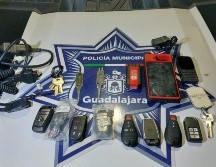 En el vehículo también se encontró un escáner automotriz, varias llaves vírgenes de distintos tipos de autos. ESPECIAL/POLICÍA DE GUADALAJARA