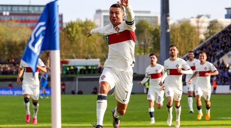 Cristiano Ronaldo fue honrado por el Guinness World Records al llegar a los 200 partidos como seleccionado portugués. EFE/J. Sena