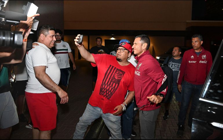 Lozano fue recibido en Houston por varios aficionados, quienes le expresaron su confianza y sus ganas de ver a un equipo mexicano que agrade y que gane. IMAGO7/E. Espinosa