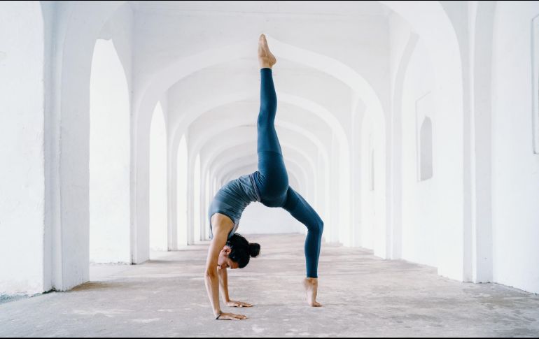 Hoy es el Día Internacional del Yoga, descubre los destinos donde puedes realizar esta disciplina en tus vacaciones de bienestar. ESPECIAL/Photo by Oksana Taran on Unsplash.