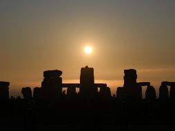 El Sol sale en Stonehenge, en Wiltshire, Inglaterra, durante el festival del solsticio de verano, que data de hace miles de años, celebrando el día más largo del año cuando el sol está en su máxima elevación. AFP / D. Leal