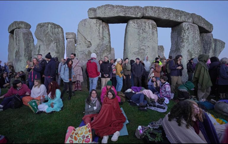 Espectadores esperan el amanecer mientras se reúnen en el antiguo círculo de piedra de Stonehenge para celebrar el solsticio de verano, el día más largo del año en Stonehenge. AP / K. Cheung