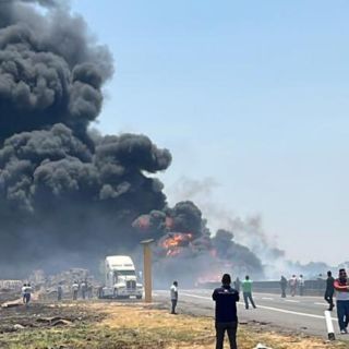 Reportan fuerte accidente en autopista a la altura de Tepatitlán, varios vehículos se incendian