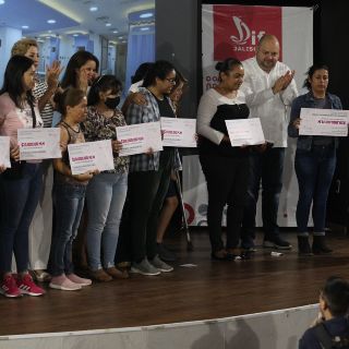 Dan apoyos por 20 mil pesos a 181 familias de niñas y niños con cáncer