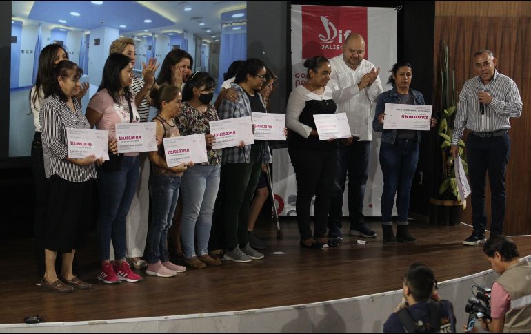 Los pagos fueron entregados en cheque en las instalaciones del Auditorio del DIF Jalisco. EL INFORMADOR/ A. CAMACHO