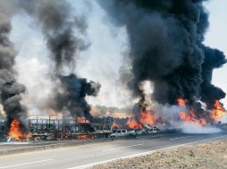 En al accidente participaron seis camionetas, cuatro vehículos compactos, cuatro tractocamiones, un torton y un vehículo de valores. ESPECIAL