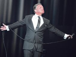 Las especulaciones surgieron en las redes sociales luego de que los afortunados asistentes a sus primeras presentaciones compartieran algunas grabaciones del concierto en los que se puede ver a Micky con el micrófono demasiado lejos. AFP / ARCHIVO