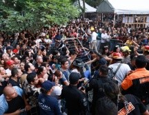 Desde temprano se hicieron largas filas para poder alcanzar un buen lugar en el evento, sin embargo, la situación se salió de control pues los fans provocaron un portazo. EL INFORMADOR / C. Zepeda