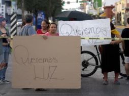 Usuarios de Monterrey que se quedaron sin luz. ESPECIAL