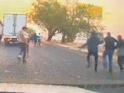 En Periférico Sur, en dirección a la carretera a Chapala; un auto le cierra el paso al camión de carga; bajan cinco sujetos armados y amagan a los custodios secuestran a cuatro personas. ESPECIAL