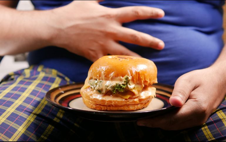 Después de comer, siempre es recomendable activar tus intestinos y tomar una caminata de cinco minutos mínimo. ESPECIAL / Foto de Towfiqu barbhuiya en Unsplash