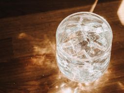 En la época de calor aumenta la demanda de hielo. ESPECIAL / Foto de Giorgio Trovato en Unsplash