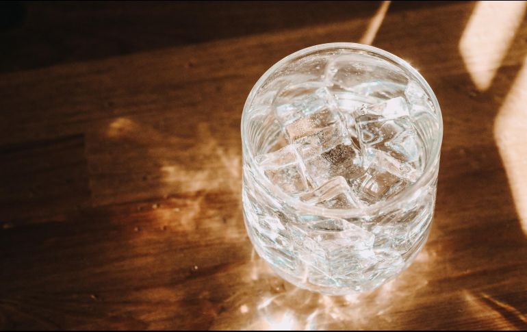 En la época de calor aumenta la demanda de hielo. ESPECIAL / Foto de Giorgio Trovato en Unsplash