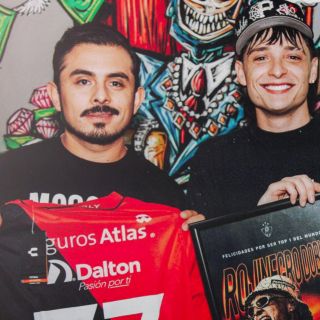 ¡Detalle de lujo! Peso Pluma, reconocido por Atlas por su exitosa carrera