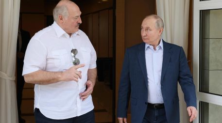 El Grupo Wagner hizo el anuncio después de que el servicio de prensa del presidente de Bielorrusia, Alexandr Lukashneko (I), afirmara que había mediado entre Moscú y Prigozhin, con la venia de Vladímir Putin (D). AP / ARCHIVO