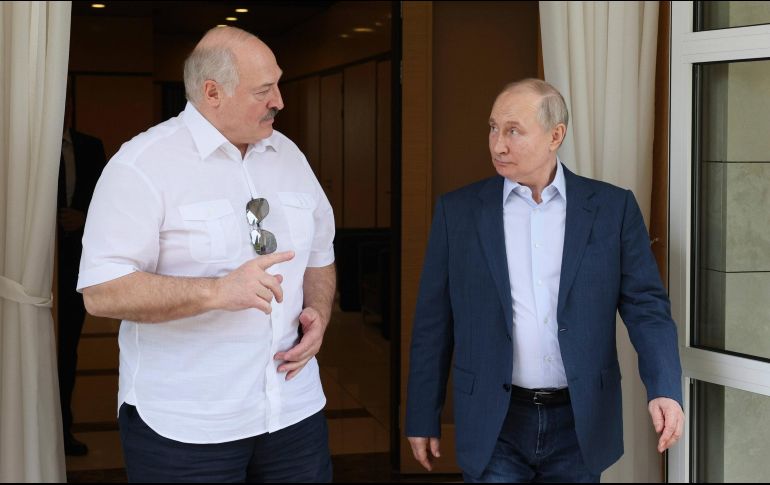 El Grupo Wagner hizo el anuncio después de que el servicio de prensa del presidente de Bielorrusia, Alexandr Lukashneko (I), afirmara que había mediado entre Moscú y Prigozhin, con la venia de Vladímir Putin (D). AP / ARCHIVO