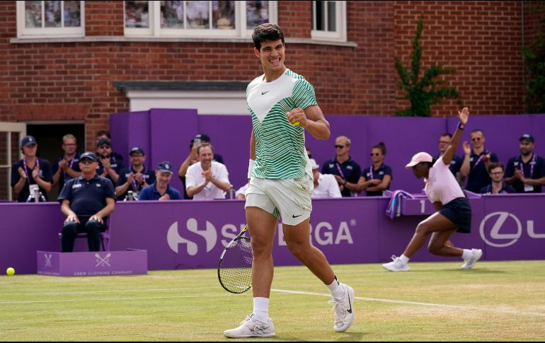 Carlos Alcaraz no tenía altas expectativas en Londres; sin embargo, tiene la posibilidad de salir del tradicional Queen’s como número uno mundial. AP/A. Pezzali