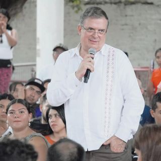 Marcelo Ebrard se reúne con los jóvenes en Puerto Vallarta