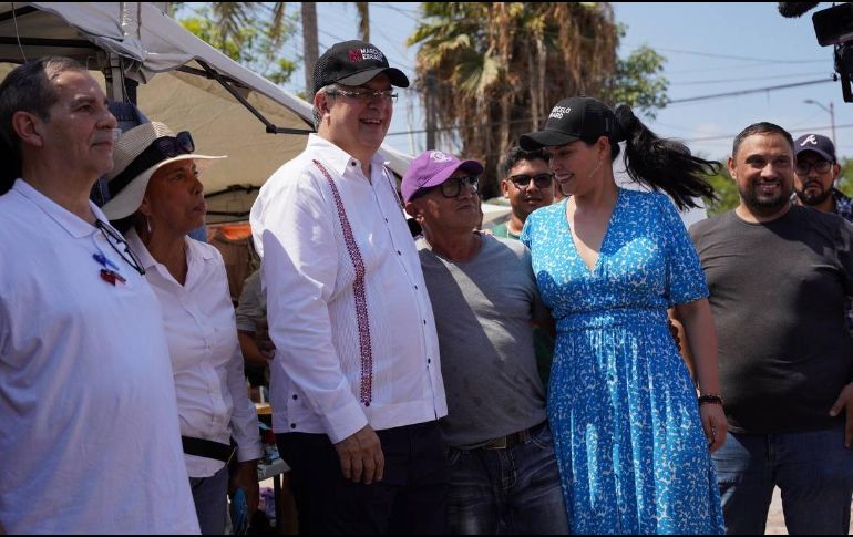 Marcelo Ebrard durante su gira por Puerto Vallarta. ESPECIAL