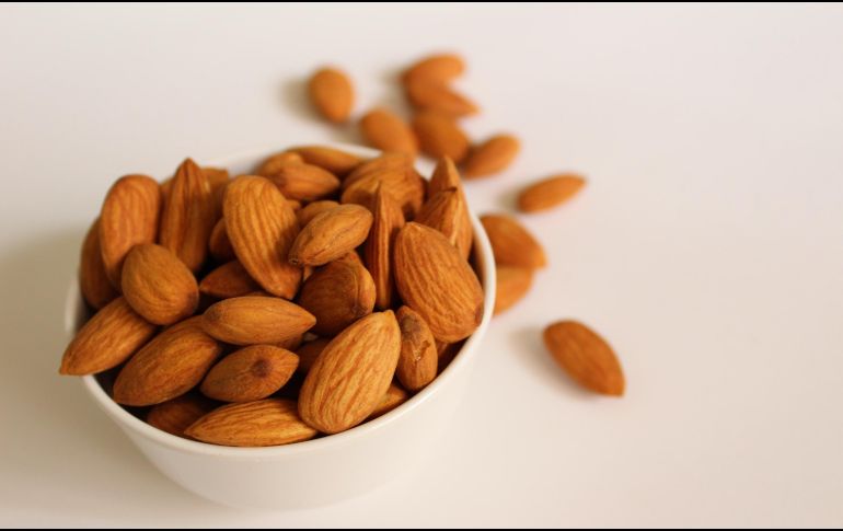 Las almendras tienen una gran cantidad de minerales como hierro, fósforo, potasio, zinc, magnesio y calcio. ESPECIAL / Foto de Mockupo en Unsplash