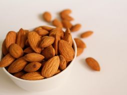 Las almendras tienen una gran cantidad de minerales como hierro, fósforo, potasio, zinc, magnesio y calcio. ESPECIAL / Foto de Mockupo en Unsplash