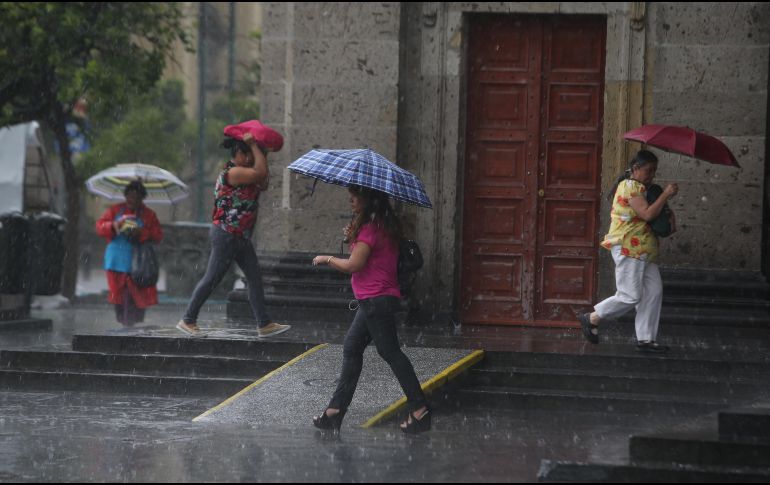 Si vas a salir, lleva contigo un paragüas o impermeable, zapatos cómodos y suela antiderrapante para evitar resbalones o caídas. Camina lento, sin correr. EL INFORMADOR / ARCHIVO
