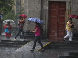 Si vas a salir, lleva contigo un paragüas o impermeable, zapatos cómodos y suela antiderrapante para evitar resbalones o caídas. Camina lento, sin correr. EL INFORMADOR / ARCHIVO