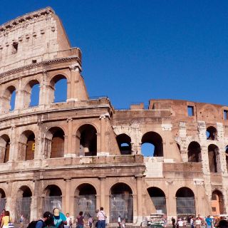 Buscan a turista que grabó su nombre en el Coliseo romano (VIDEO)