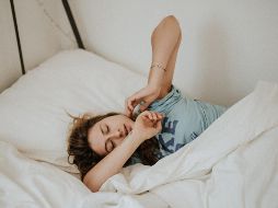 Para que una persona pueda levantarse temprano también debe acostarse temprano, ya que sólo así se regula el ciclo del sueño, lo que favorece la calidad y un mayor descanso durante la noche. ESPECIAL / Foto de Kinga Howard en Unsplash