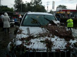 La corriente ocasionada por las lluvias puede arrastrar autos aunque el nivel del agua esté bajo. EL INFORMADOR/ ARCHIVO