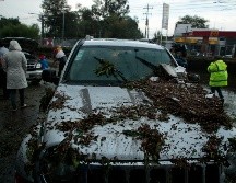 La corriente ocasionada por las lluvias puede arrastrar autos aunque el nivel del agua esté bajo. EL INFORMADOR/ ARCHIVO