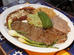 Todo en exceso es malo, por lo que es siempre es aconsejable consumir carne asada con moderación. EFE / ARCHIVO