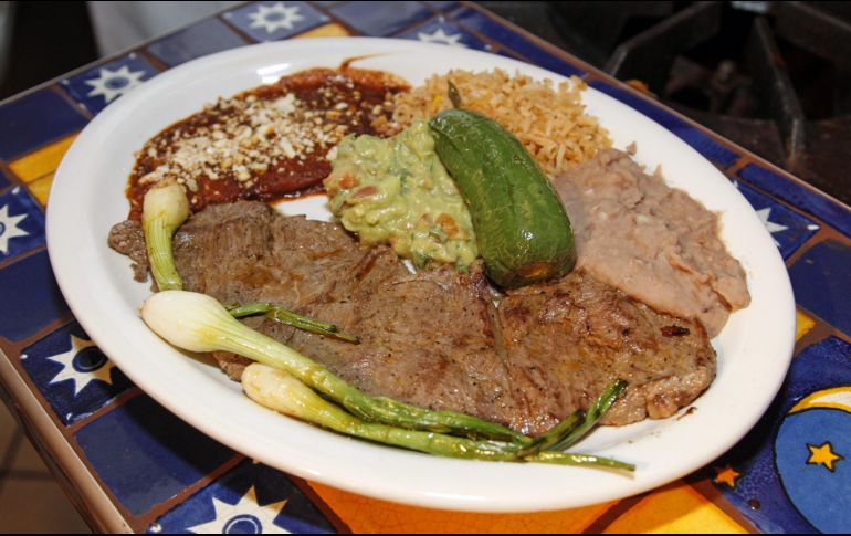 Todo en exceso es malo, por lo que es siempre es aconsejable consumir carne asada con moderación. EFE / ARCHIVO