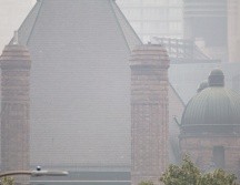 Millones de canadienses sufren los efectos del humo de los incendios forestales en Québec. AP