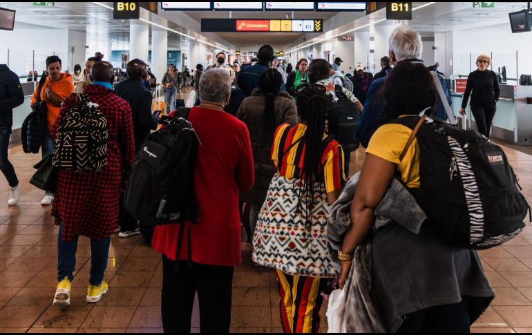 Multitud de personas en el aeropuerto por retrasos de vuelos previó al Día de la Independencia. ESPECIAL