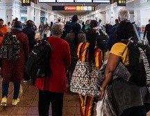 Multitud de personas en el aeropuerto por retrasos de vuelos previó al Día de la Independencia. ESPECIAL