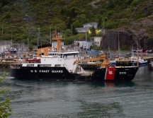 La Guardia Costera llevó los restos a tierra firme. AP