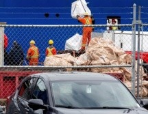 A primera hora de hoy descargaron los restos del sumergible Titán. AP / P. Daly