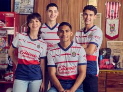 Chivas presentó el uniforme que utilizará de visita para el siguiente torneo. ESPECIAL/Puma